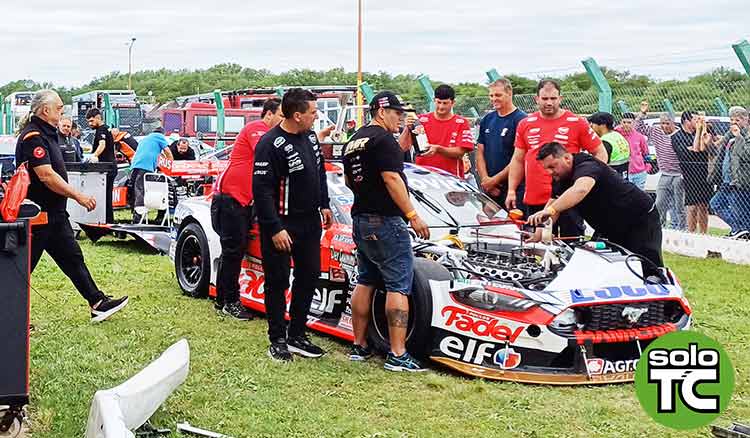 Mecánicos del equipo de Werner junto al auto.