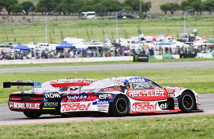 Werner superando a Trucco en el TC en Toay.