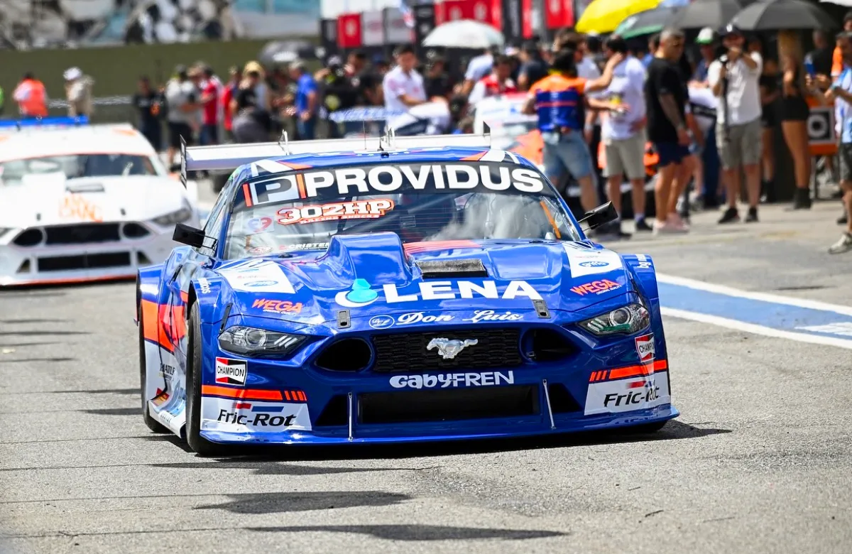 Mustang en boxes